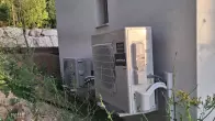 Pompe à chaleur air-eau Arkteos installée à l’extérieur d’une maison neuve à Ventabren
